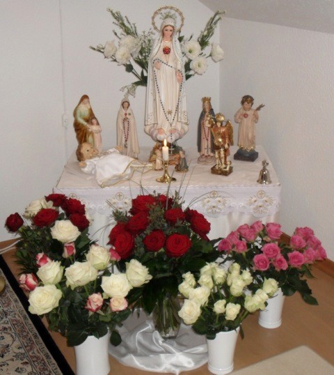 Muttertagsblumen am Marienaltar